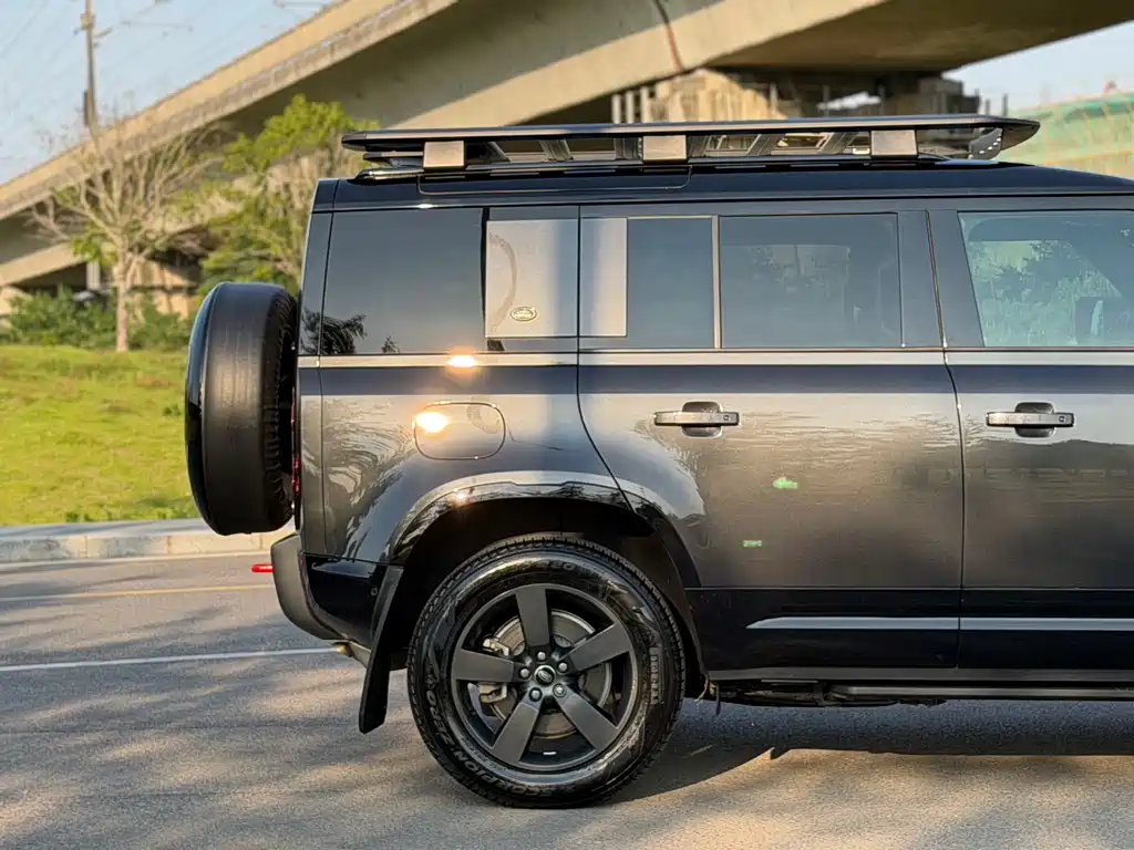 Land Rover Defender 2023 — фото 16