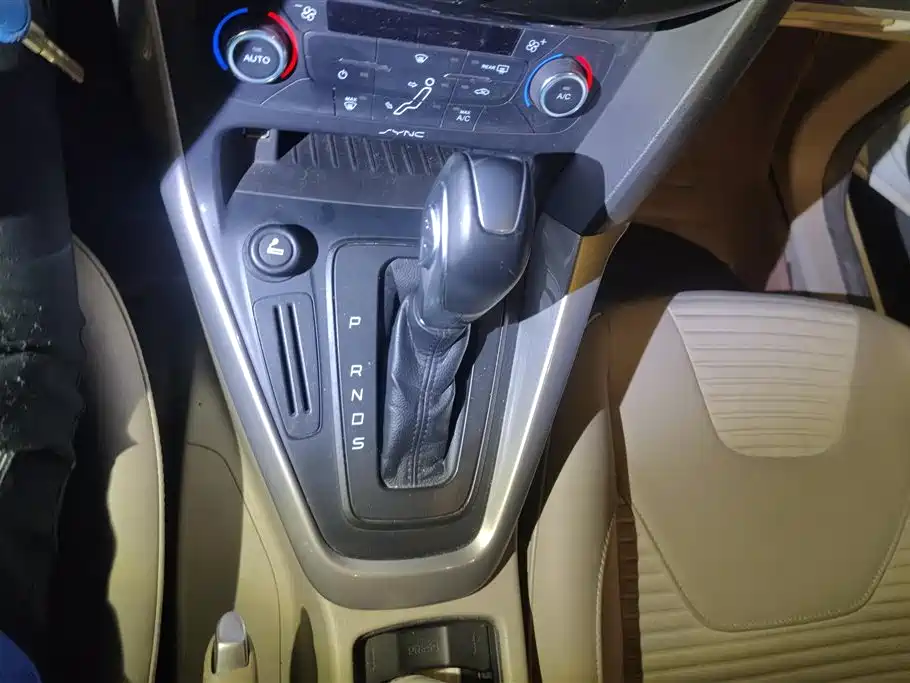 Ford Focus 2015 — фото 16