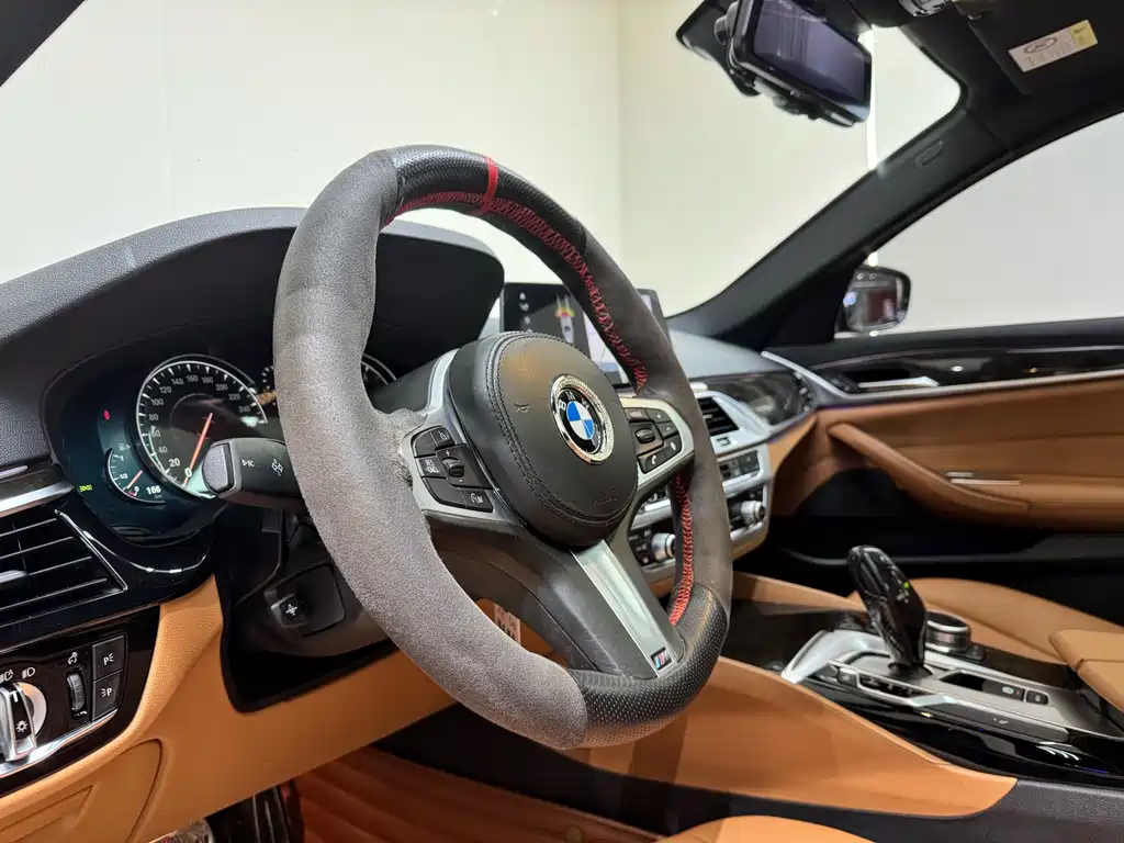 BMW 5 Series 2017 — фото 12