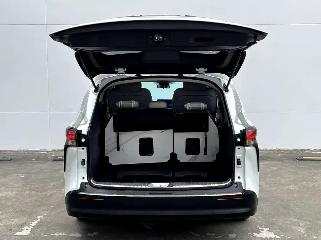 Toyota Sienna 2022 — фото 18