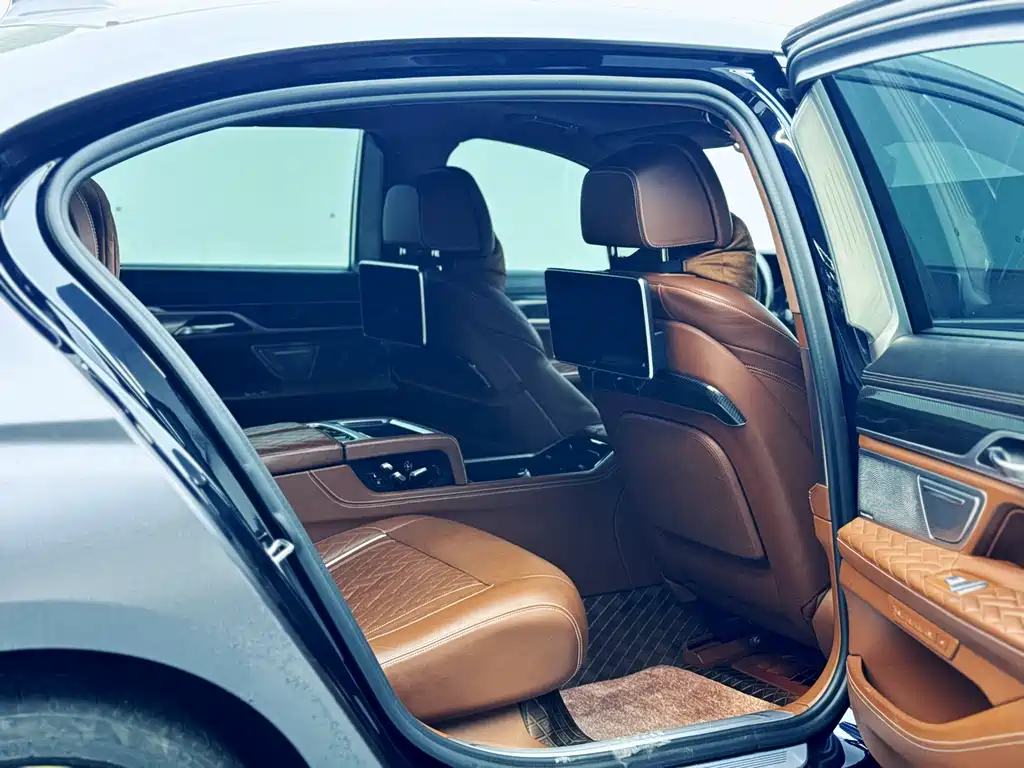 BMW 7 Series 2019 — фото 16