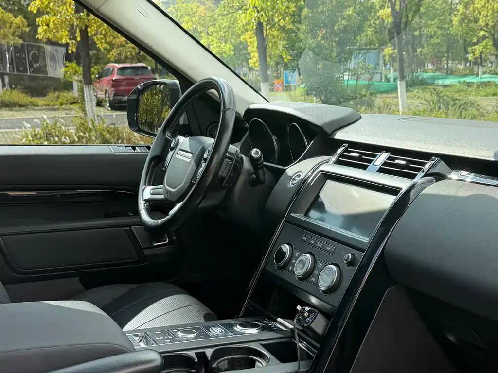 Land Rover Discovery 2019 — фото 12