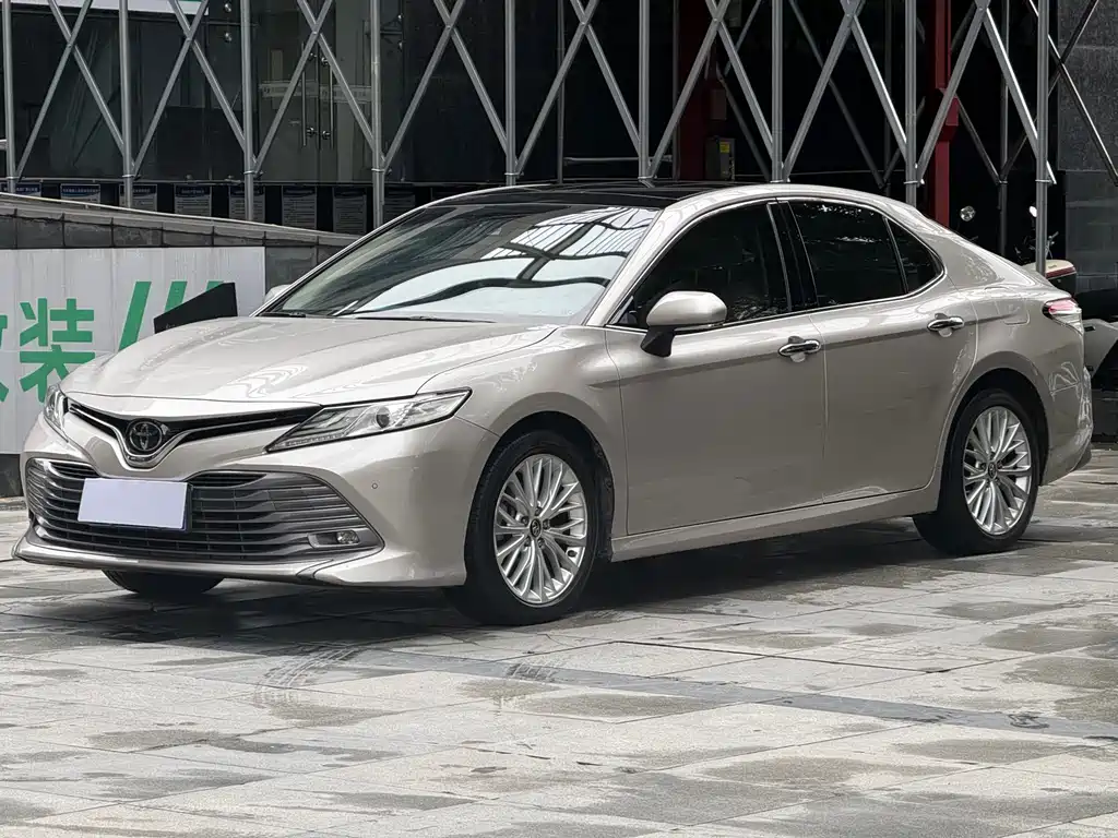Toyota Camry 2019 — фото 1
