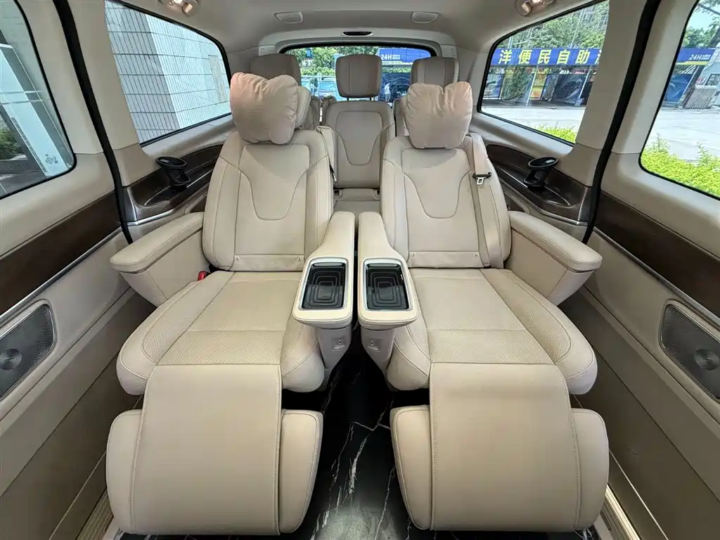 Mercedes-Benz V-Class 2023 — фото 32