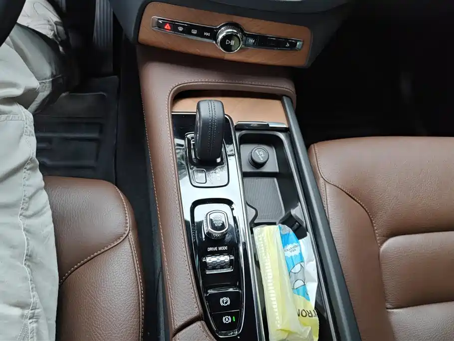 Volvo XC90 2021 — фото 16