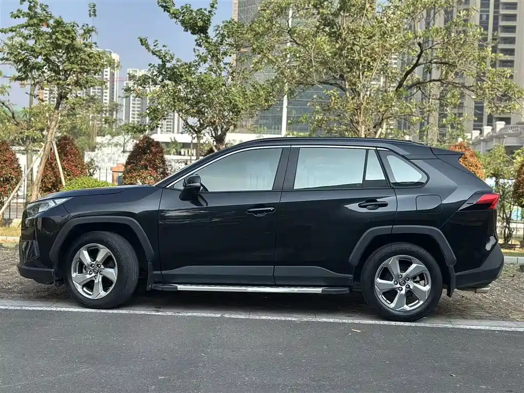 Toyota RAV4 2022 — фото 9
