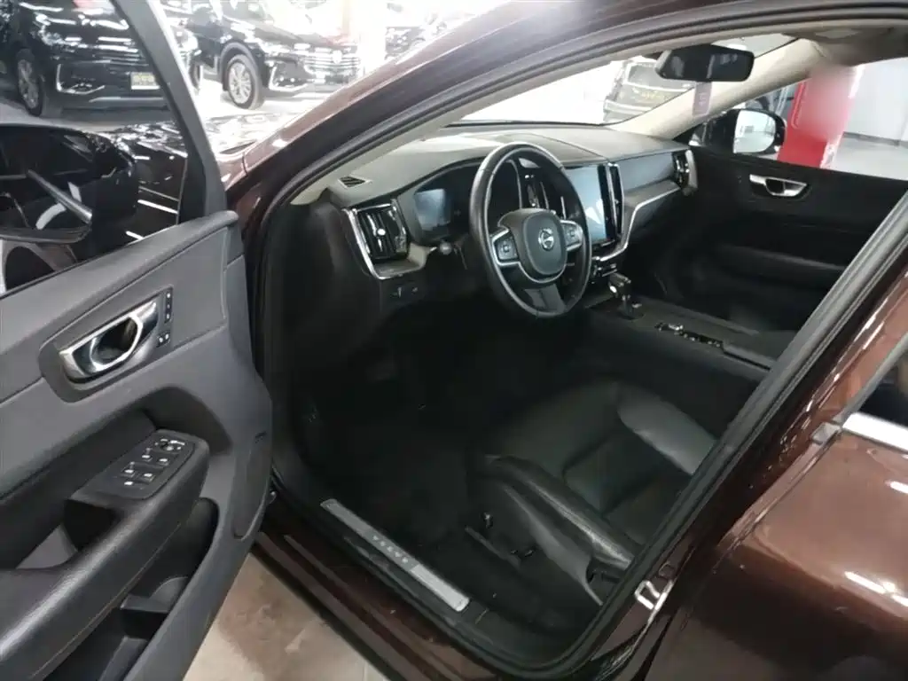 Volvo XC60 2018 — фото 16
