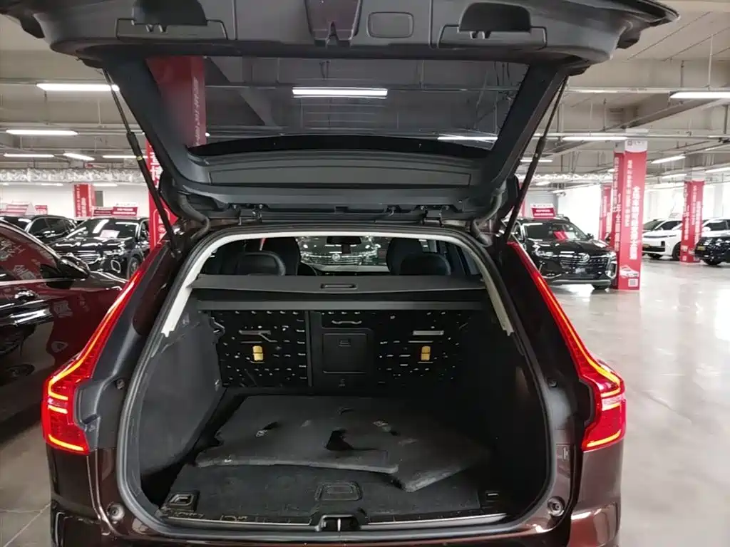 Volvo XC60 2018 — фото 19