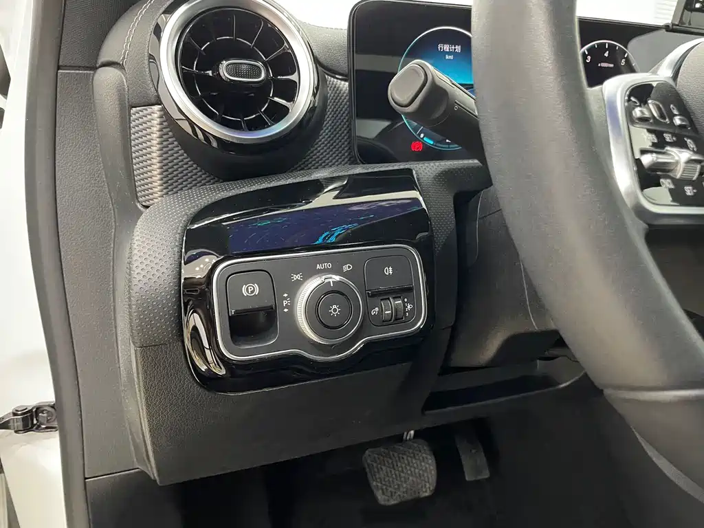 Mercedes-Benz A-Class 2022 — фото 10