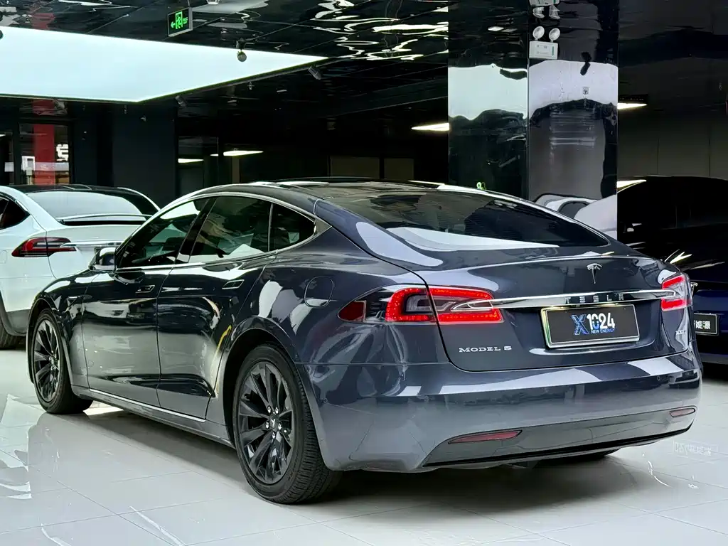 Tesla Model S 2018 — фото 15