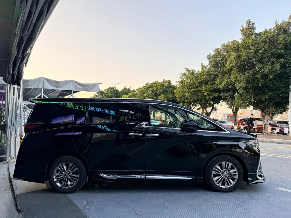 Toyota Alphard 2025 — фото 4