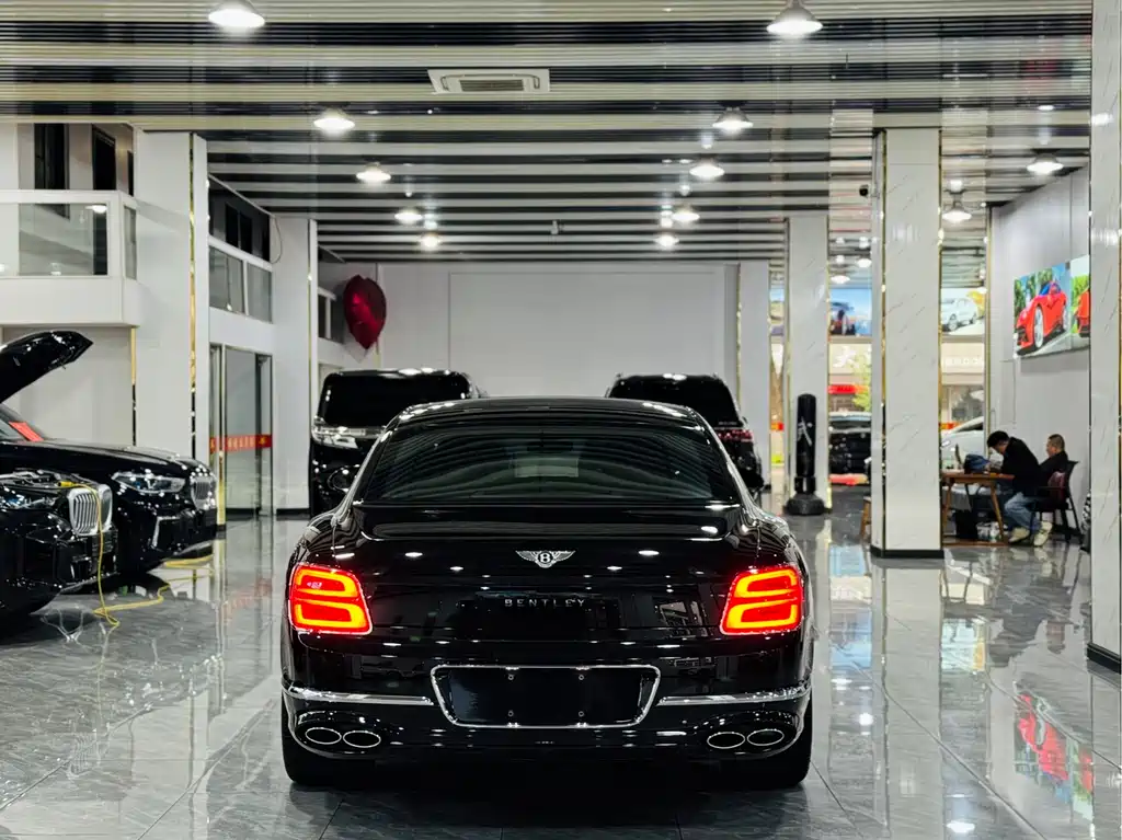 Bentley Flying Spur 2025 — фото 15