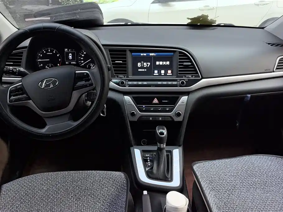 Hyundai Elantra 2019 — фото 12