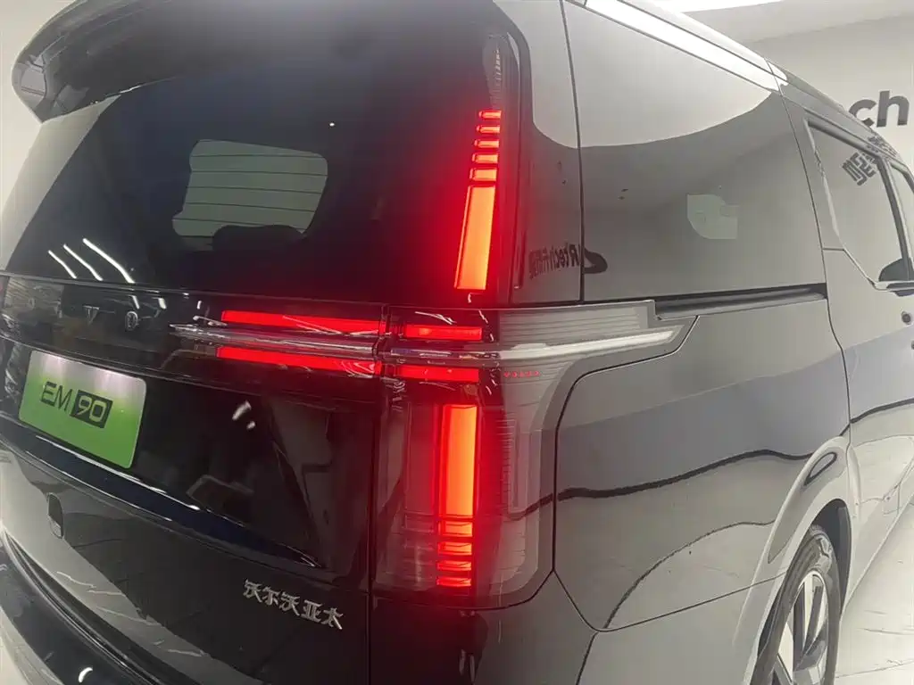 Volvo EM90 2026 — фото 10
