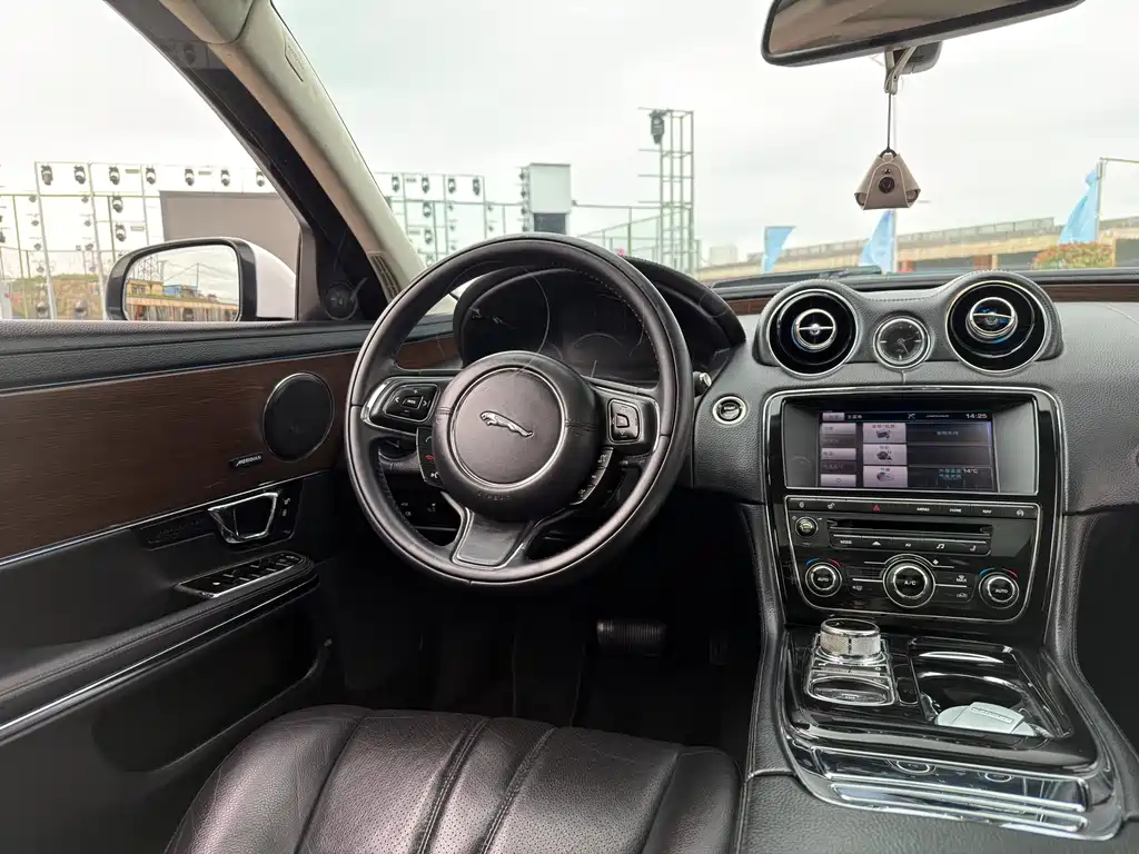Jaguar XJ 2015