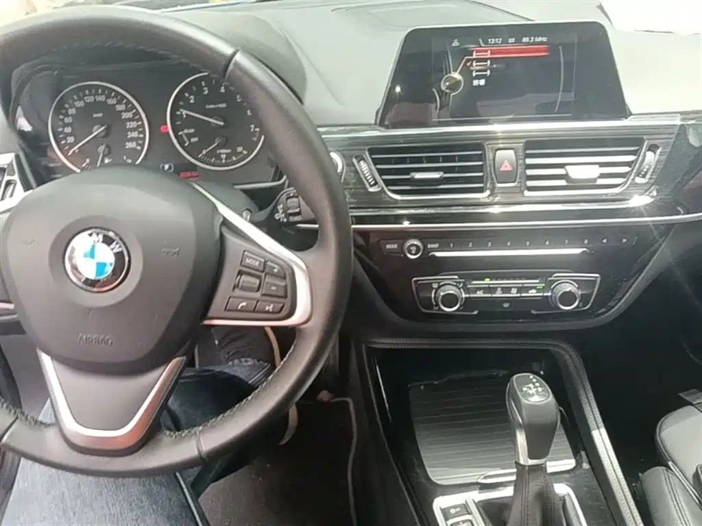 BMW 1 Series 2017 — фото 10