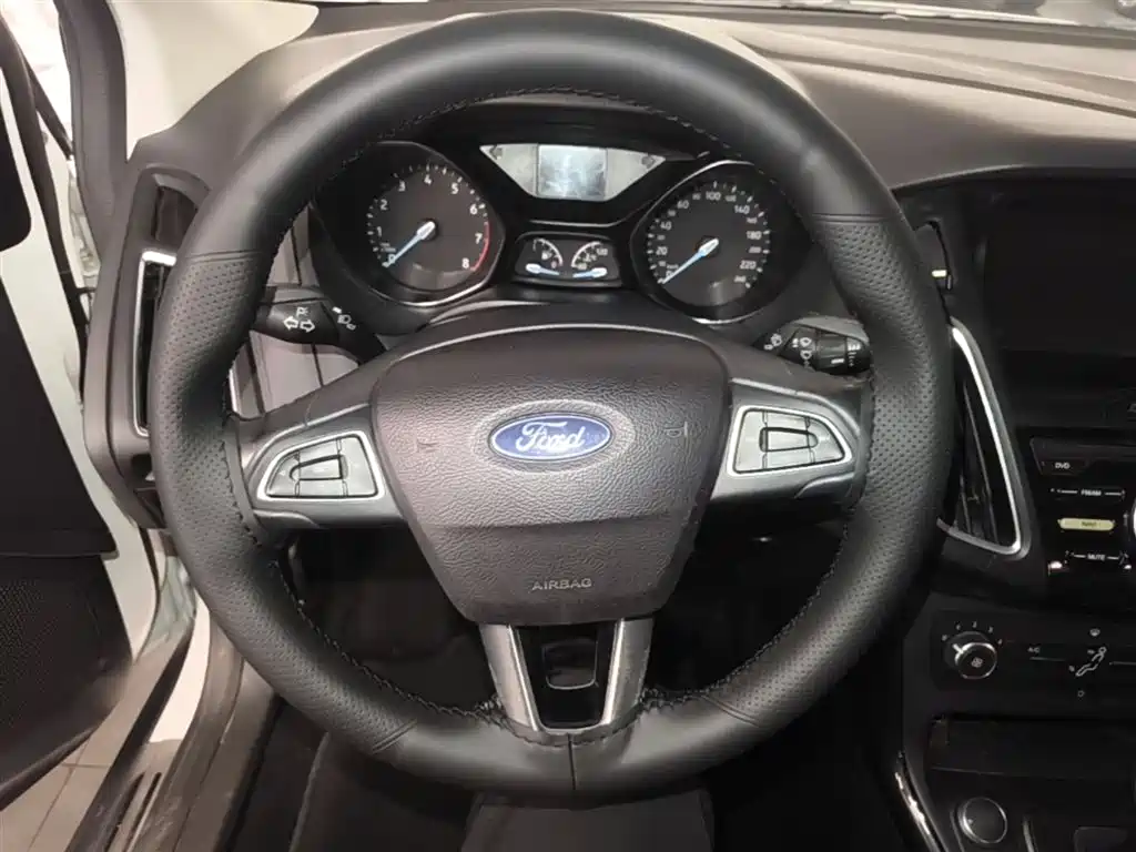 Ford Focus 2018 — фото 11