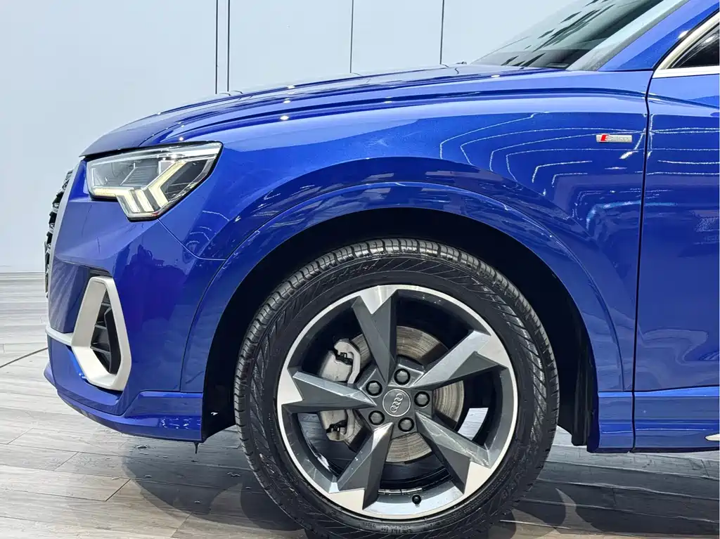 Audi Q3 2019 — фото 29