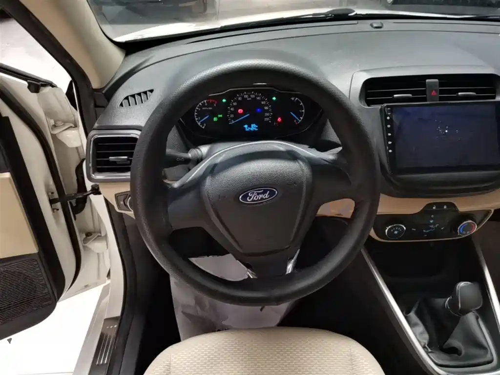 Ford Escort 2016 — фото 11