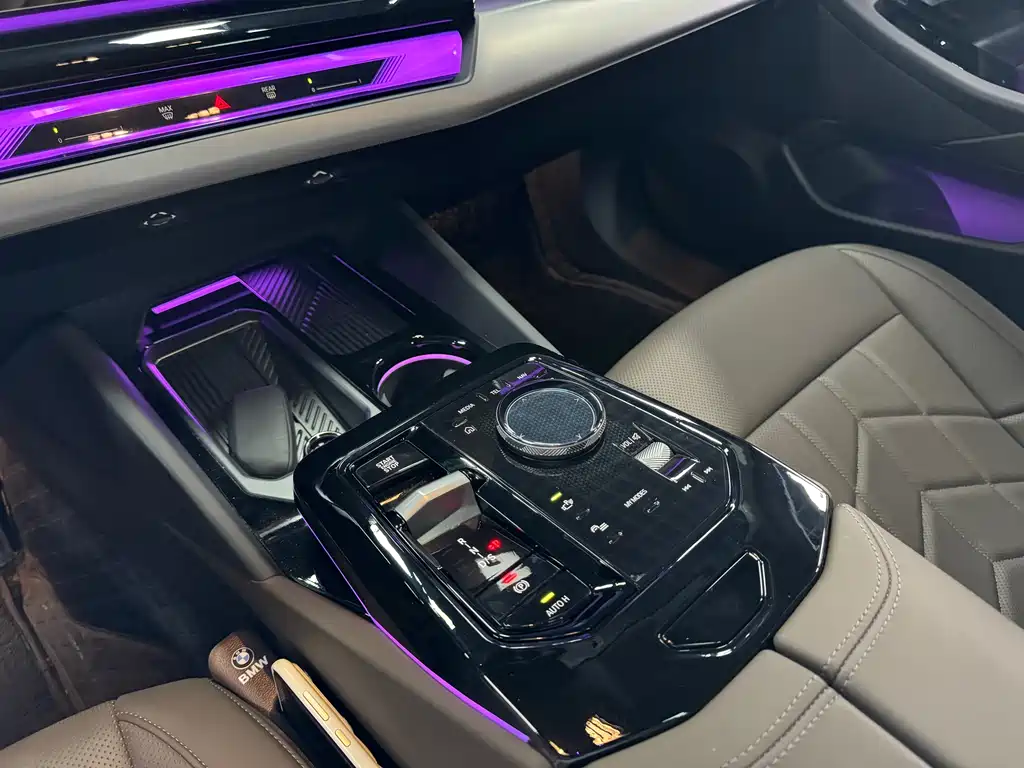 BMW 5 Series 2025 — фото 10