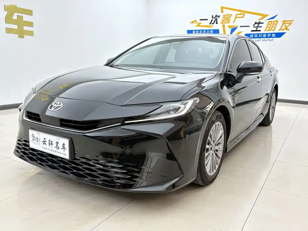 Toyota Camry 2025 — фото 1