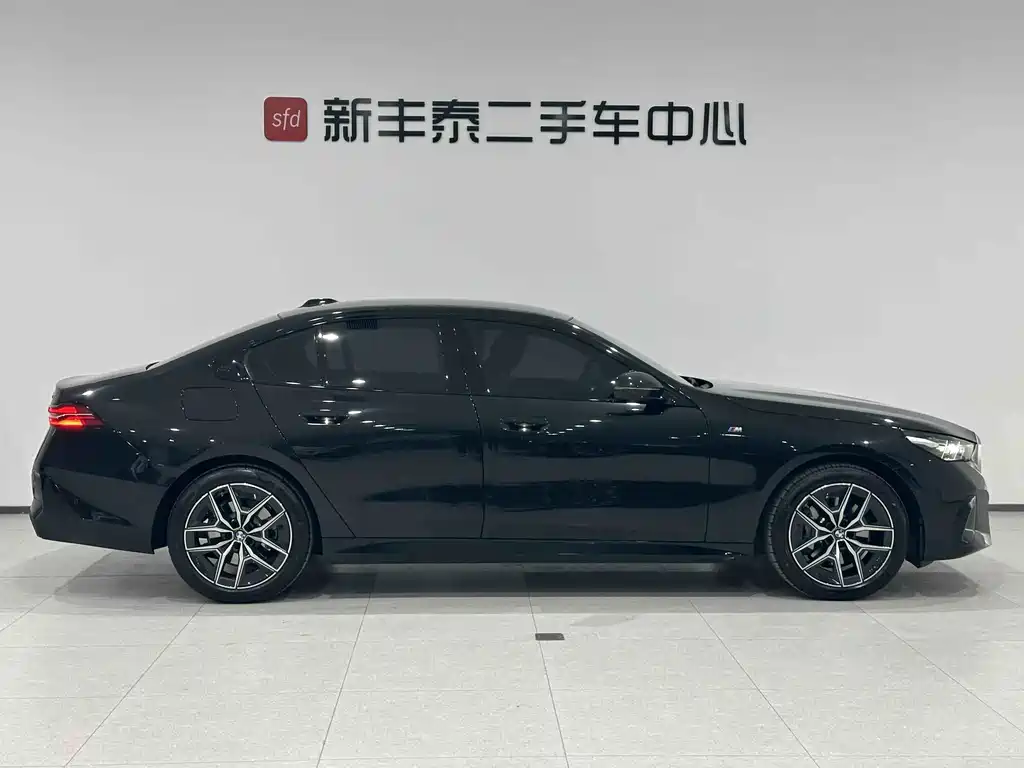 BMW 5 Series 2025 — фото 5