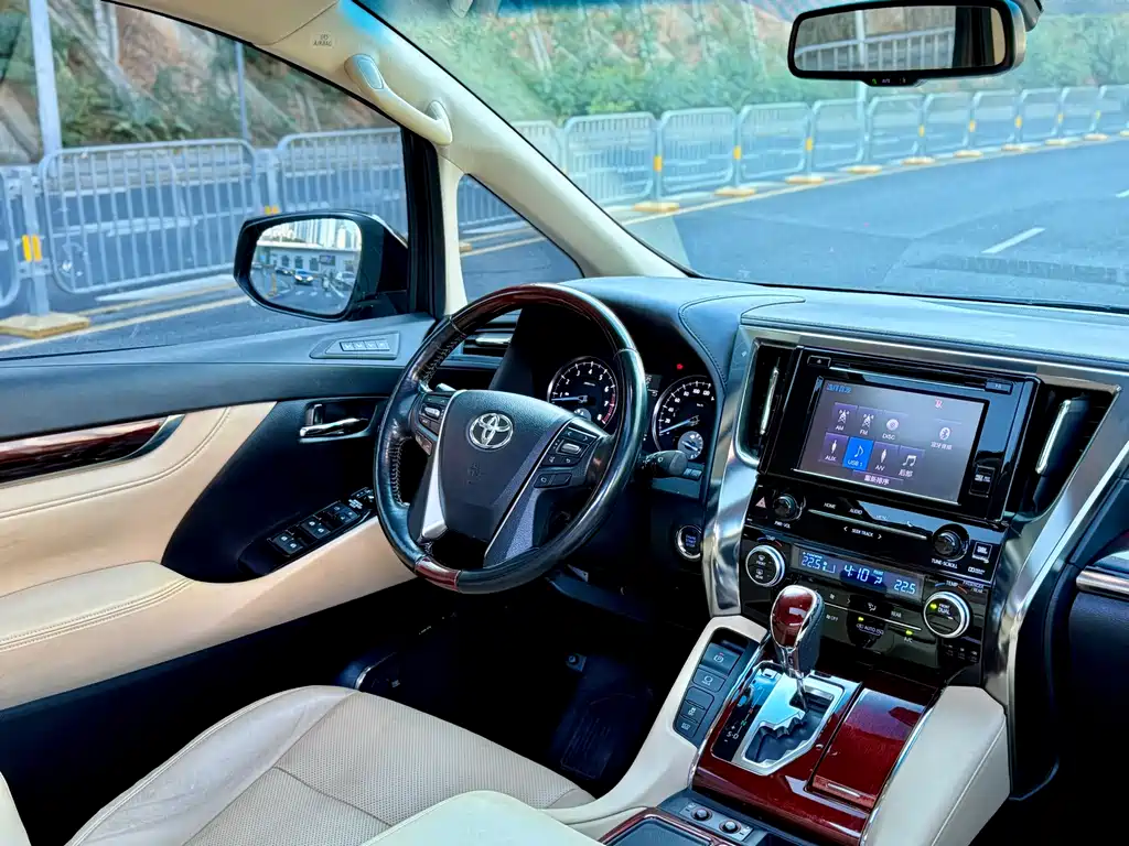 Toyota Alphard 2017 — фото 17
