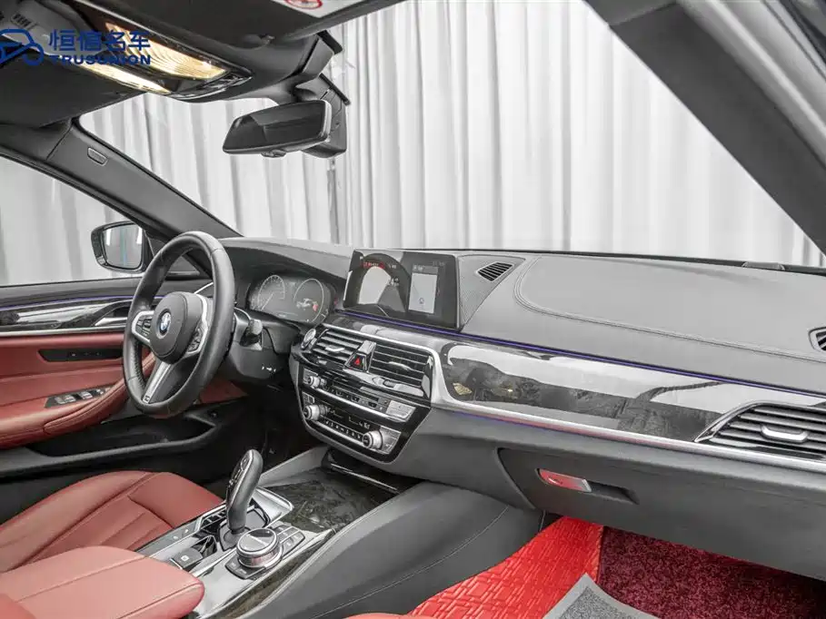 BMW 5 Series 2019 — фото 18