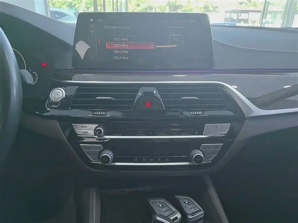 BMW 5 Series 2019 — фото 17