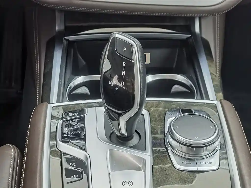 BMW 7 Series 2017 — фото 13