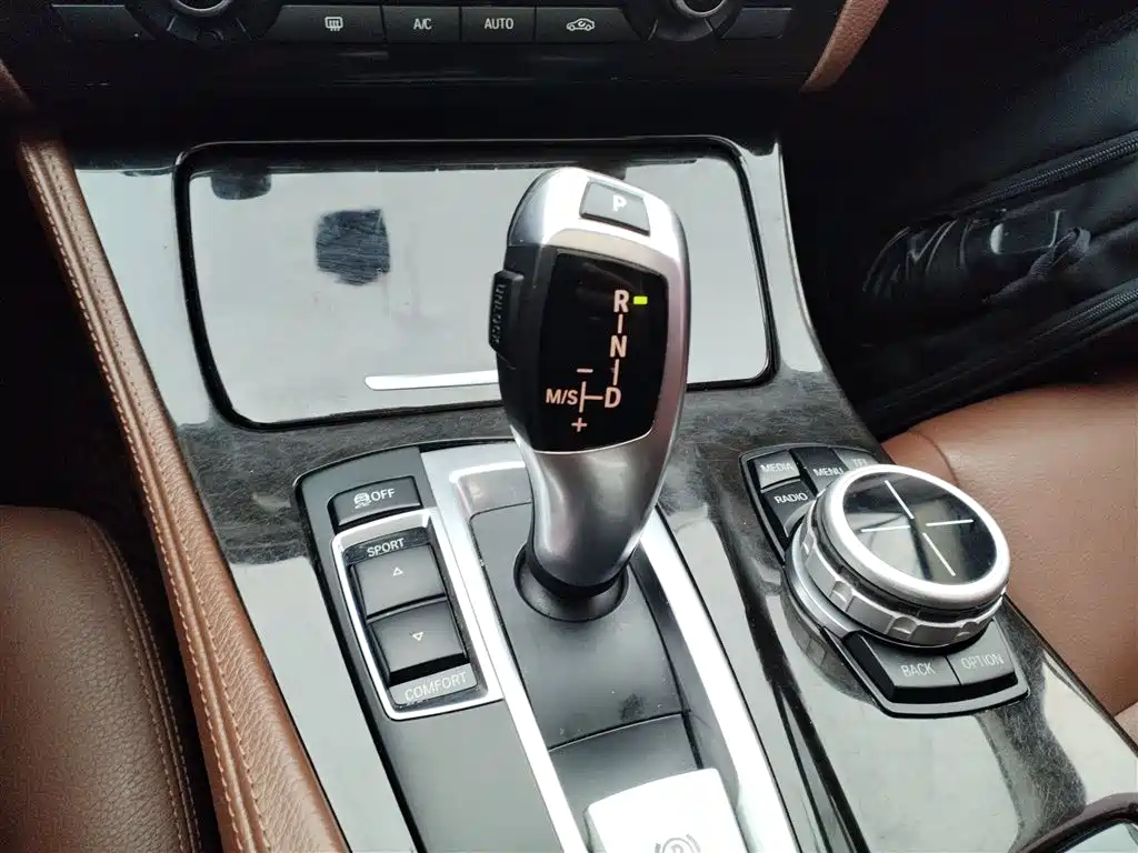 BMW 5 Series 2015 — фото 14