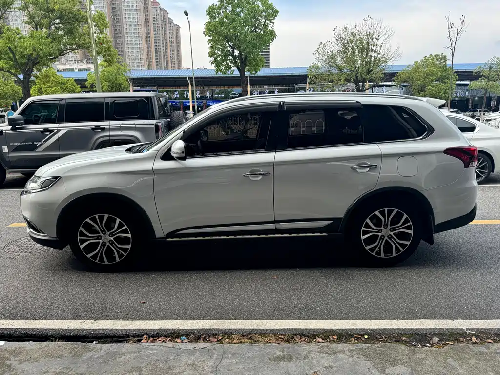 Mitsubishi Outlander 2018 — фото 8