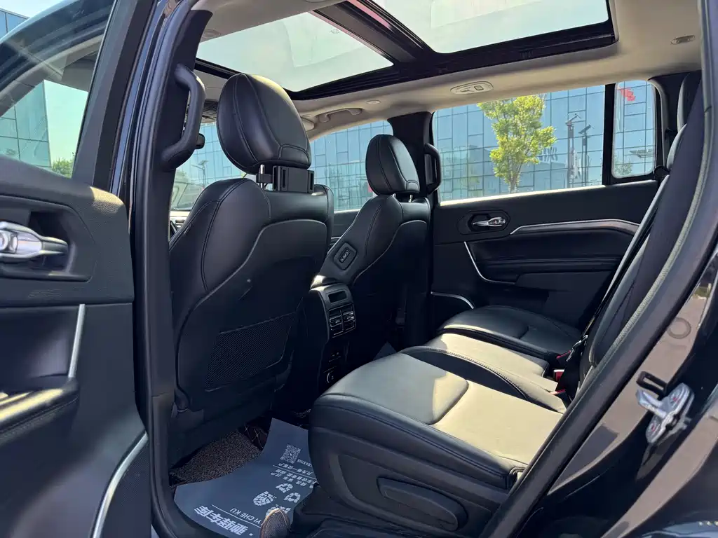 Jeep Commander 2018 — фото 10