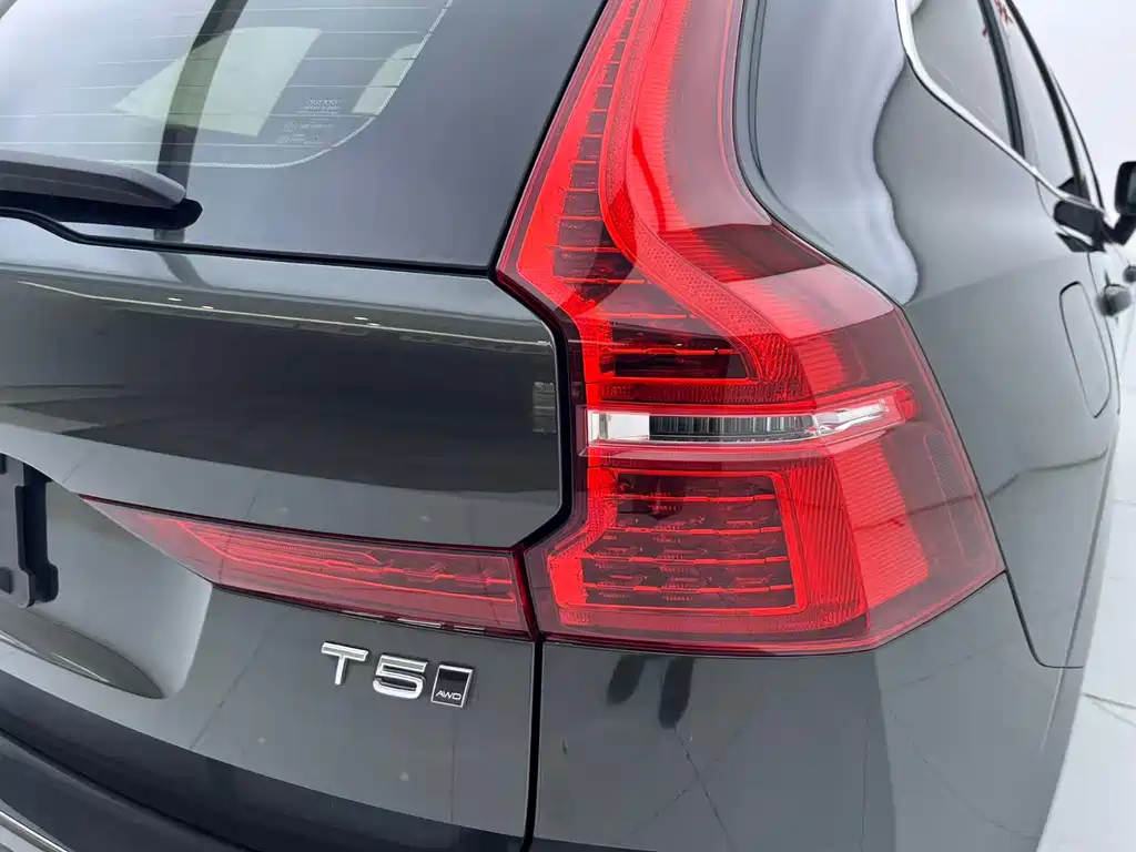 Volvo XC60 2018 — фото 25