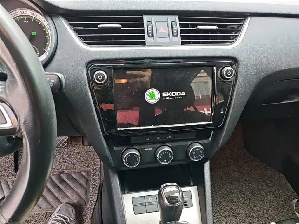 Skoda Octavia 2017 — фото 13