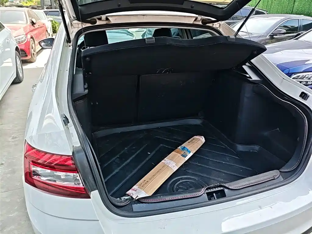 Skoda Octavia 2017 — фото 19