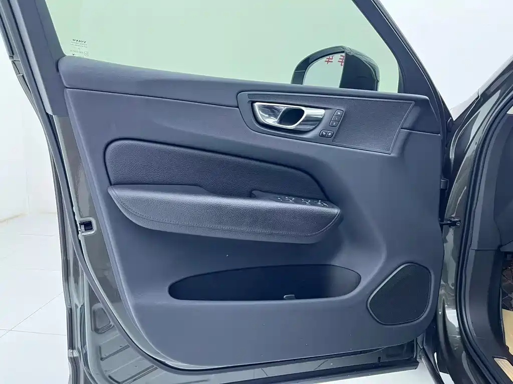 Volvo XC60 2018 — фото 22