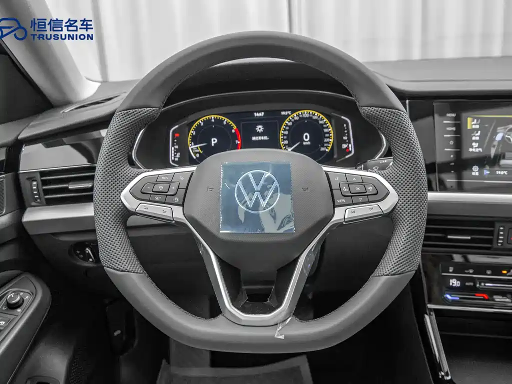 Volkswagen Passat — фото 16