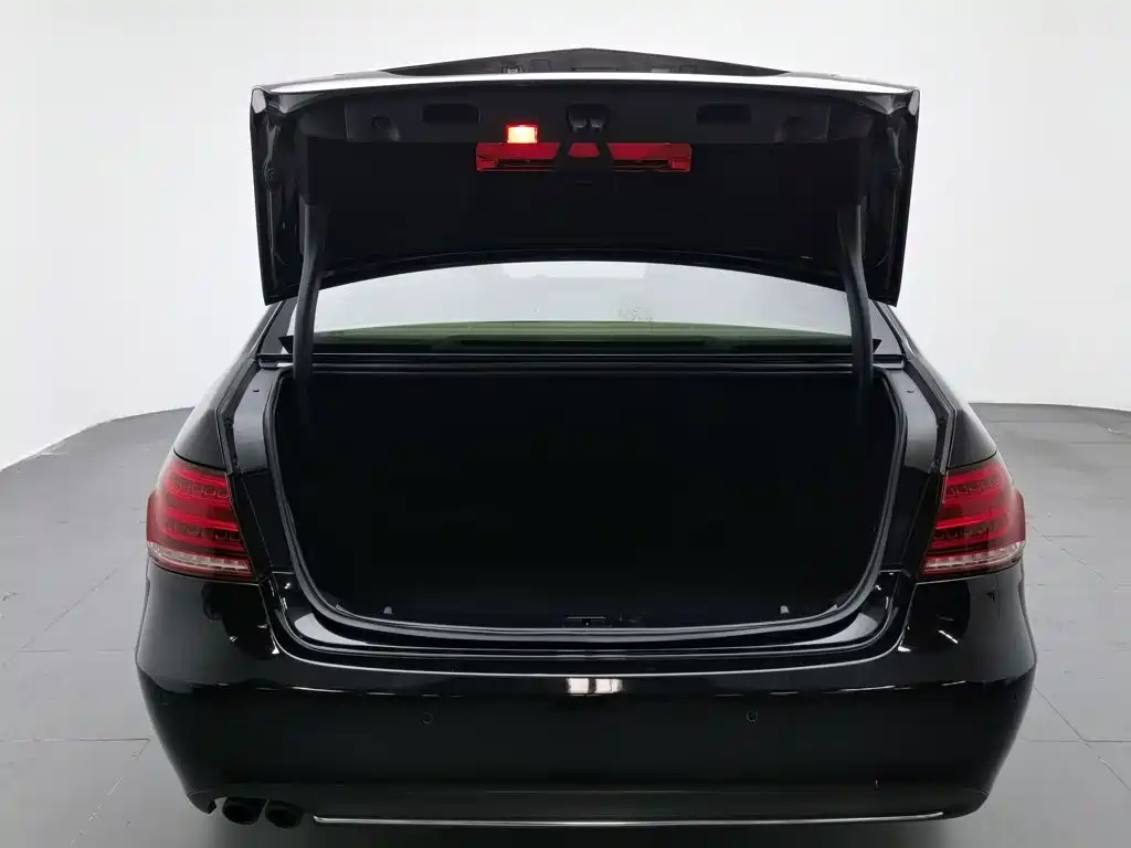 Mercedes-Benz E-Class 2013 — фото 16