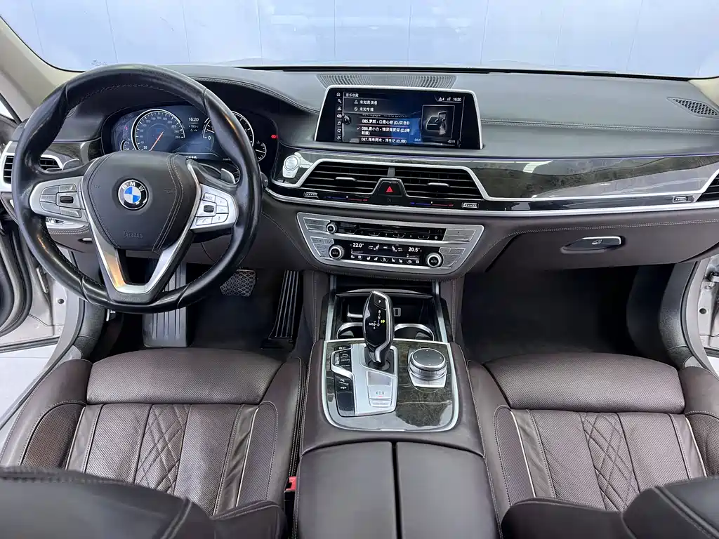 BMW 7 Series 2017 — фото 9