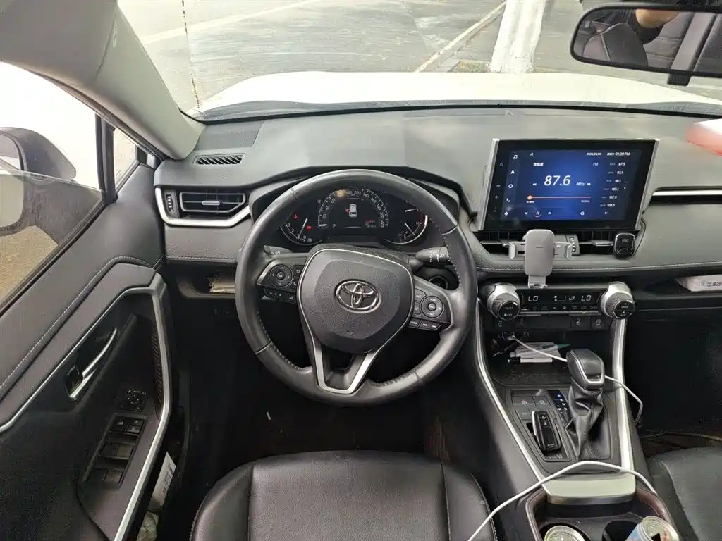 Toyota RAV4 2022 — фото 3