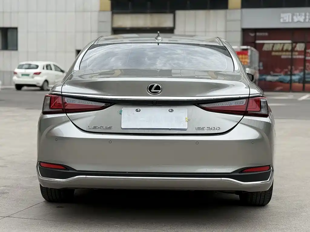 Lexus ES 2019 — фото 10