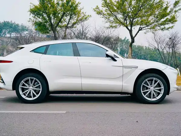 Aston Martin DBX 2022