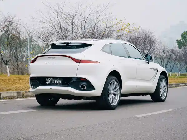 Aston Martin DBX 2022