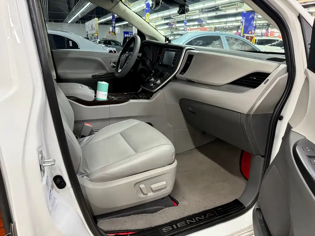Toyota Sienna 2020 — фото 10