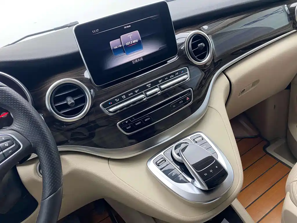 Mercedes-Benz V-Class 2016 — фото 26
