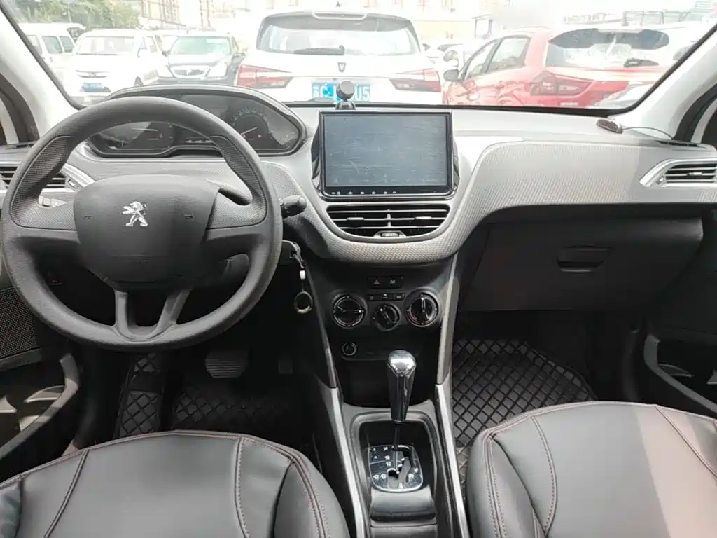 Peugeot 2008 2017 — фото 10