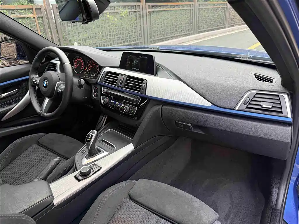 BMW 3 Series 2018 — фото 11