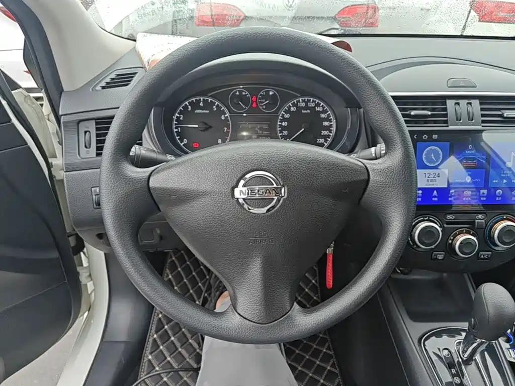 Nissan Tiida 2015 — фото 11