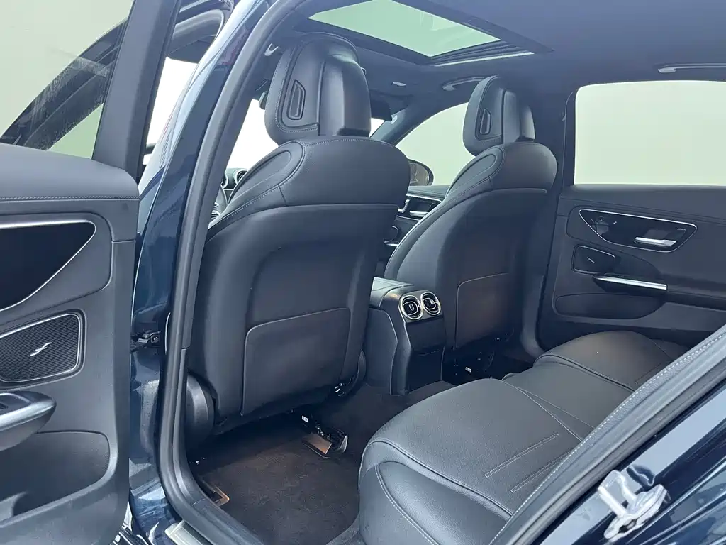 Mercedes-Benz C-Class 2024 — фото 10